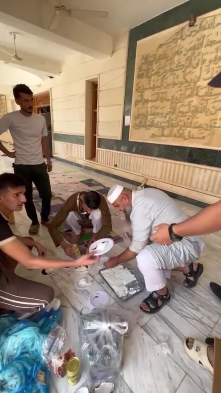 تقديم وجبه الفطور لمعتمرينا  الف عافيه على قلوبهم  في منطقه النخيب ومتوجهين الى الحدود العراقيه وبعدها استراحه في حائل 
شركة السيد للحج والعمره  🕋
بقياده المتعهد قيس المعماري    سارع بالحجز للرحله القادمه  🏃‍♂️🏃‍♂️
موصل مدخل حي دوميز قبل تقاطع سومر الاول 

***********قيس المعماري 
*********** ابو هذال 
***********محمد المعماي

