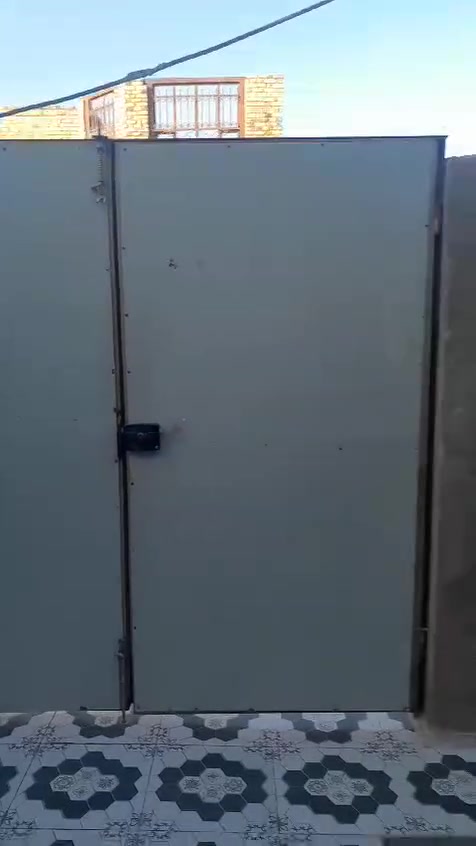 🏡 دار للبيع – حي الفرات / مقاطعة 23

📐 المساحة: 132 م²
🏗️ بناء حديث وكونكريت مسلح، والدار مجهزة بكافة الخدمات.

الطابق الأرضي:
• حمامات داخلية وخارجية
• طارمة واسعة
• استقبال خارجي مفتوح على الداخل
• صالة كبيرة
• مطبخ حار وبارد
• مناور عدد 2
• غرفة نوم واحدة

الطابق الثاني:
• غرفتا نوم مع صحيات
• صالة
• سطح واسع

🛋️ البيع مع الأثاث أو بدون أثاث حسب الاتفاق.

📍 الحي مخدوم بالكامل:
ماء • كهرباء • مجاري • إنترنت ضوئي • تبليط وأرصفة مقرنصة

💰 السعر: 165 مليون

🎥 جميع التفاصيل موضحة داخل التصوير.

📩 للاستفسار: مراسلة الرقم *********** فقط
🟢 يوجد واتساب على الرقم

⚠️ رجاءً، اللي مو جاد بالشراء لا يدخل خاص.
