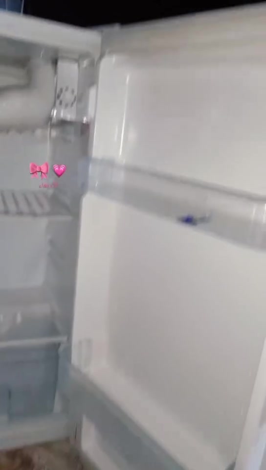 ثلاجه مستعمله شي قليل جديده بعدها للبيع سعرها ٧٥ وبيها مجال الرقم للتواصل ***********
