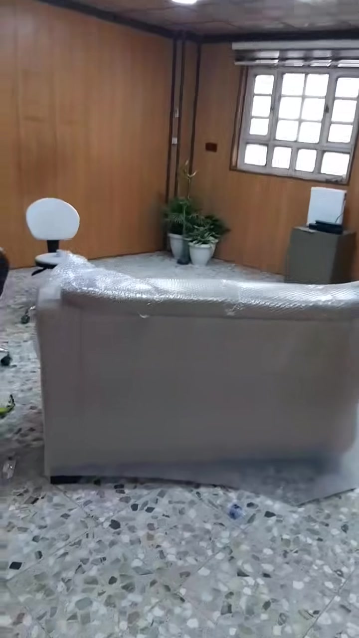 شقق للايجار تجاري  سابقا كانت شركة مقاولات تم تفريغها حديثا تصلح لان تكون مجمع طبي او عيادات او مكاتب او شركه البنايه ركن على شارع قطر الندى الرئيسي بجانب فرع معمل الببسي تتكون كل شقه من غرفتين وصاله وصحيات ومطبخ مع بالكونات  على الشارع الرئيسي طابق اول واليكم الصور لكل شقه مع تقديري واحترامي للجميع هاتف***********

