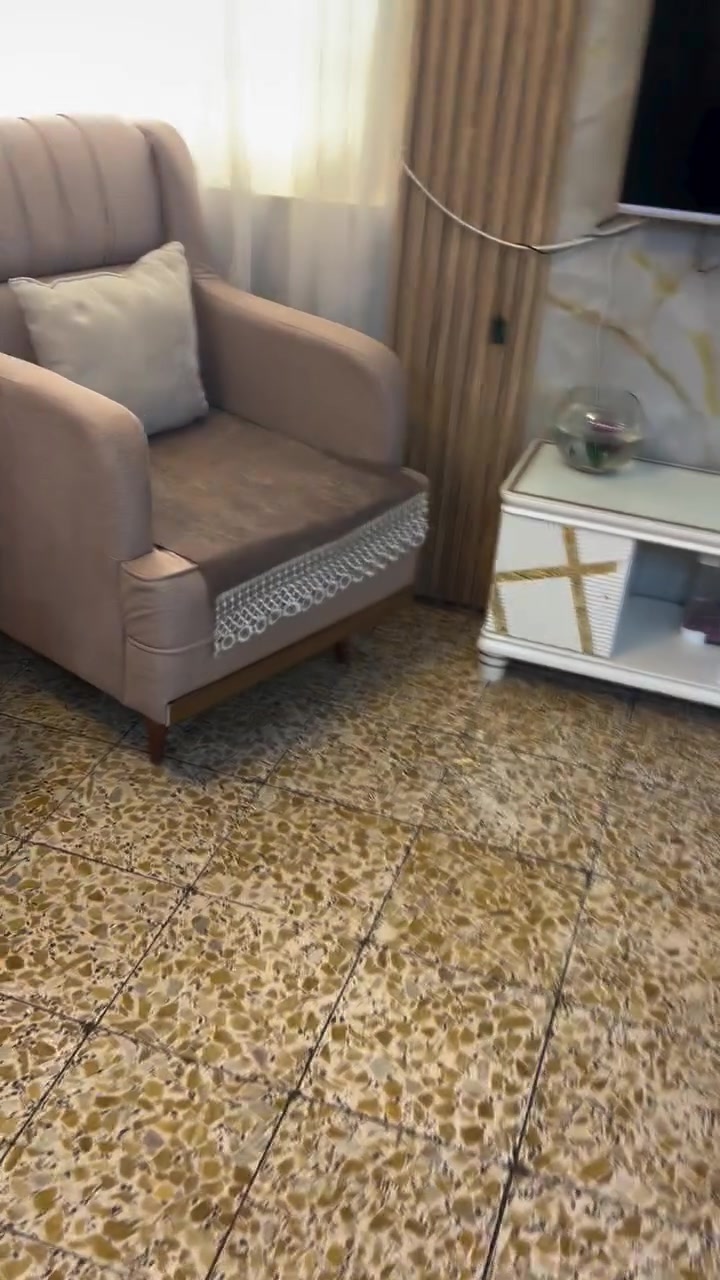 للبيع تخم جديد جدا قبل شهرين اخذناه زلغ مابي نضيف والله 7 مقاعد قنفه ثلاثيه وقنفه ثنائيه وكرسيين مع 6كوشات سعره 300 قفل مكانه بغداد الكرخ ***********
