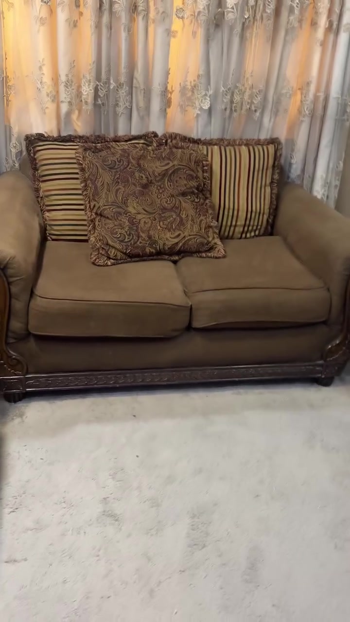سلام عليكم تخم تركي اخو الجديد نظيف جداً 10 مقاعد مع تخم امريكي يباج 6 مقاعد  للبيع *********** مكاني بغداد
