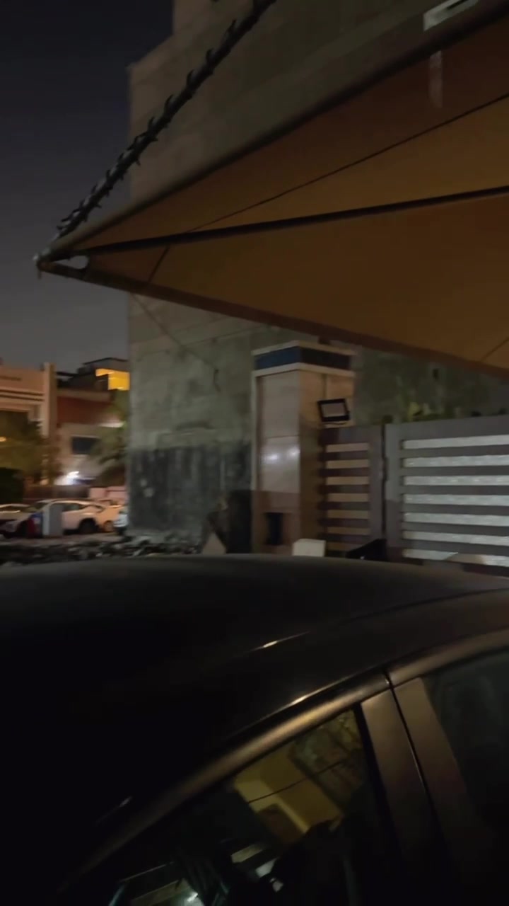 🏠 بيت للبيع في بغداد – زيونة / شارع الربيعي

للبيع بيت سكني في موقع مميز في زيونة – شارع الربيعي، قرب حدائق بيت طبرة.

📐 مساحة الأرض: 201 م²
📏 الواجهة: 4.25 م × النزال 36 م
والواجهة تتوسع إلى 8 م بعد حوالي 16 متر من البوابة الرئيسية.

🏡 تفاصيل العقار:

* بناء سنة 2002
* مجدد بالكامل سنة 2019
* طابقين
* كراج يتسع لسيارتين
* 5 غرف نوم
* 3 حمامات
* منورين عدد 2
* بيتونة
* مطبخ حار وبارد
* مطبخ كبير 
* صالة ضيوف معزولة
* درج داخلي
* درج خارجي يصل إلى صالة الضيوف في الطابق الثاني
* باكونات عدد 2
* واجهة مرمر
* حديقة داخلية صغيرة

📍 الموقع: بغداد – زيونة – شارع الربيعي، قرب حدائق بيت طبرة

💰 سعر المتر: 35 ورقة = 3,500 دولار للمتر

العقار مناسب للسكن، وموقعه مميز في منطقة زيونة.

للاستفسار والمعاينة، التواصل مع المعلن.
هل البيت طابو شنو نوعه بالضبط، وبيه أي إشارات أو قيود قانونية لازم المشتري يعرفها؟: 
البيت طابو صرف سند مستقل 
ممكن توضح شنو وضع الخدمات داخل البيت: كهرباء، مي، مجاري، ومنظومة التبريد/التدفئة شغالة لو تحتاج صيانة؟: 
كل الخدمات متوفرة وشاملة
البيت حالياً خالي لو مأهول، وهل راح ينباع مفروش لو بدون أثاث؟: 
بدون اثاث 
ممكن تحدد مكانه أدق داخل زيونة أو أقرب نقطة/معلم حتى يسهل على المشترين يوصلون للمعاينة؟: 
فرع الامير مول 
السعر النهائي شكد، وهل هو قابل للتفاوض أو أكو عمولة/سعي على الشراي؟: 
نعم قابل للتفاوض 