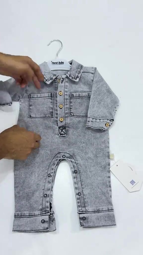 👶🏻✨ أوفر ولادي جينز كيوت وأنيق ✨ ستايل مرتب وعملي للبيبي 🤎 👕 تصميم جينز ناعم 🧸 ياقة وأزرار بتفاصيل حلوة 😍 مناسب للطلعات والمناسبات 📦 متوفر لدى حسوني بيبي 📲 للحجز واتساب فقط: *********** ***********
