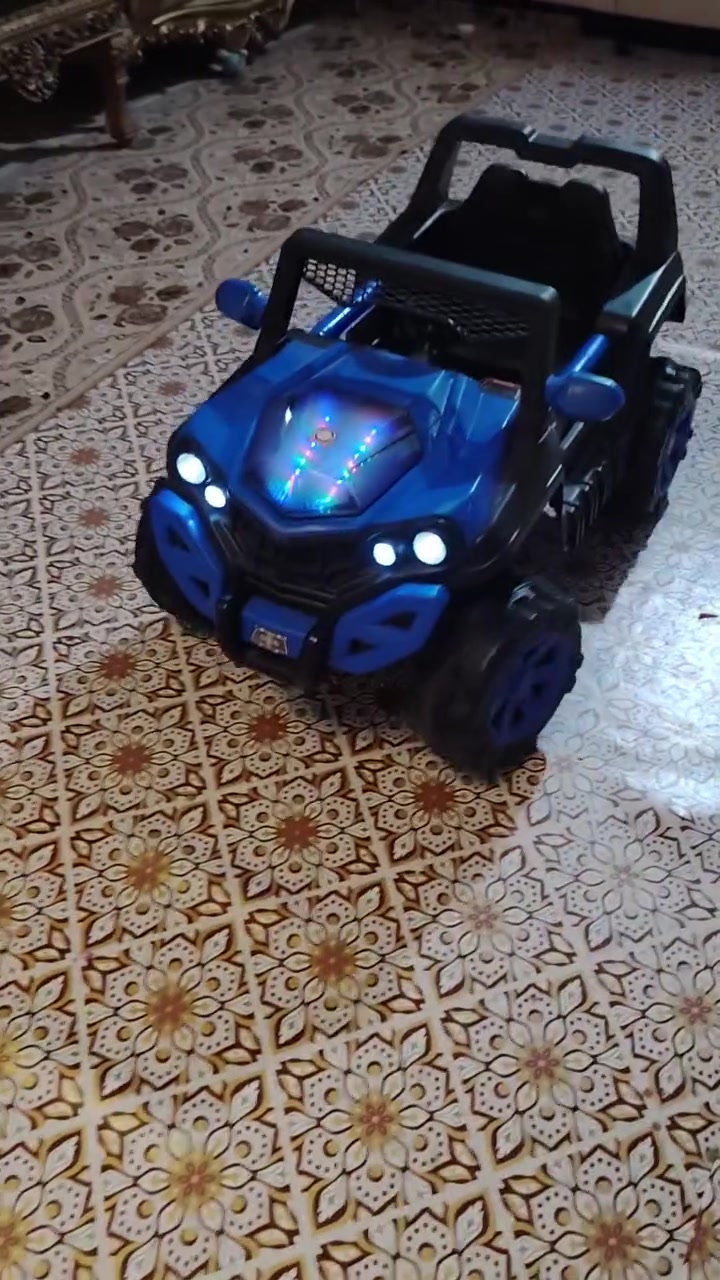 سيارت اطفال للبيع استخدام قليل صارلي شهر من اخذتها حجم الكبير ماخذها ب200  اريدها 150  وبيها مجال قليل مكاني تضحيه ***********
