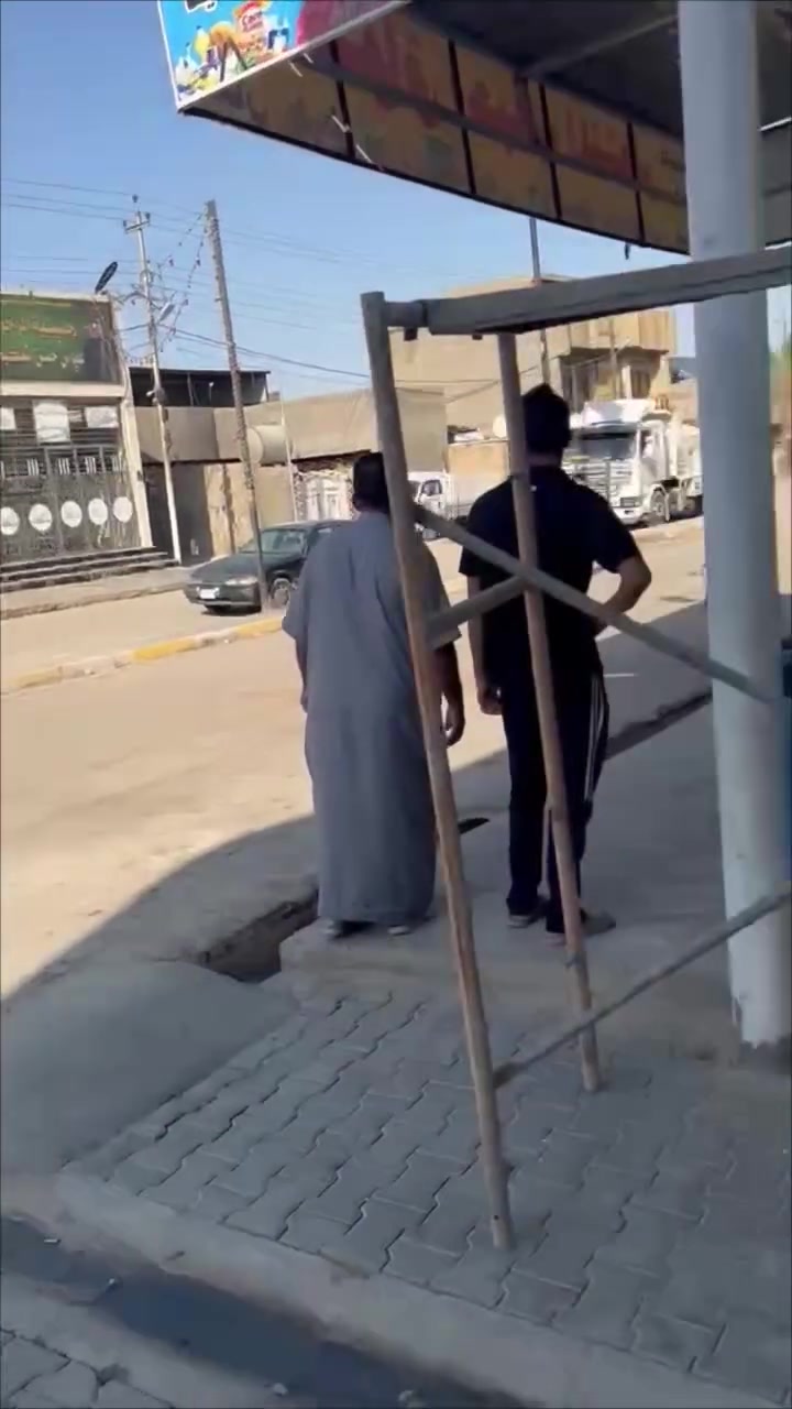 السلام عليكم بيت للبيع منطقه الباويه شارع العريض مقابيل حسينيه عباس حسن العكيلي
المساحه 100متر
يتكون الطابق لاول استقبال وصاله وغرفه نوم ومطبخ وصحيات
الطابق الثاني غرفه وصاله وغرفه قيد الإنشاء الصطح مطبك اشتايكر 
للاتصال على الرقم ***********
