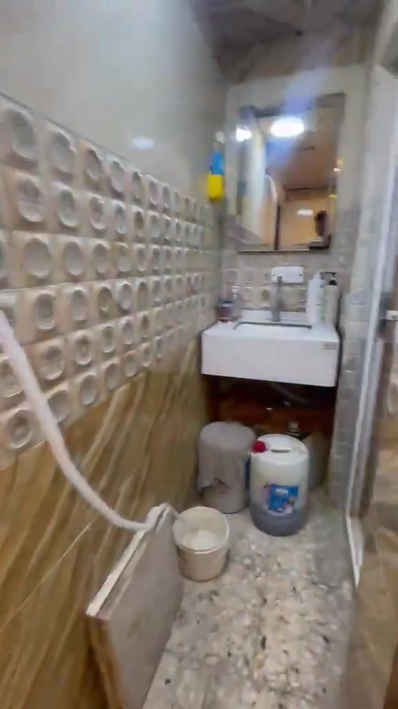 🏡 دار للإيجار
✨ المواصفات:
 صالة واسعة
 مطبخ
 غرفة نوم
 حالة الدار: نظيف وبحالة ممتازة
📍 الموقع: الإسكان - شارع 23
💰 الإيجار الشهري: 450,000 دينار عراقي
مناسب للطلاب و عؤائل او طالبات
📞 للاستفسار والتواصل:
 ***********
 ***********
