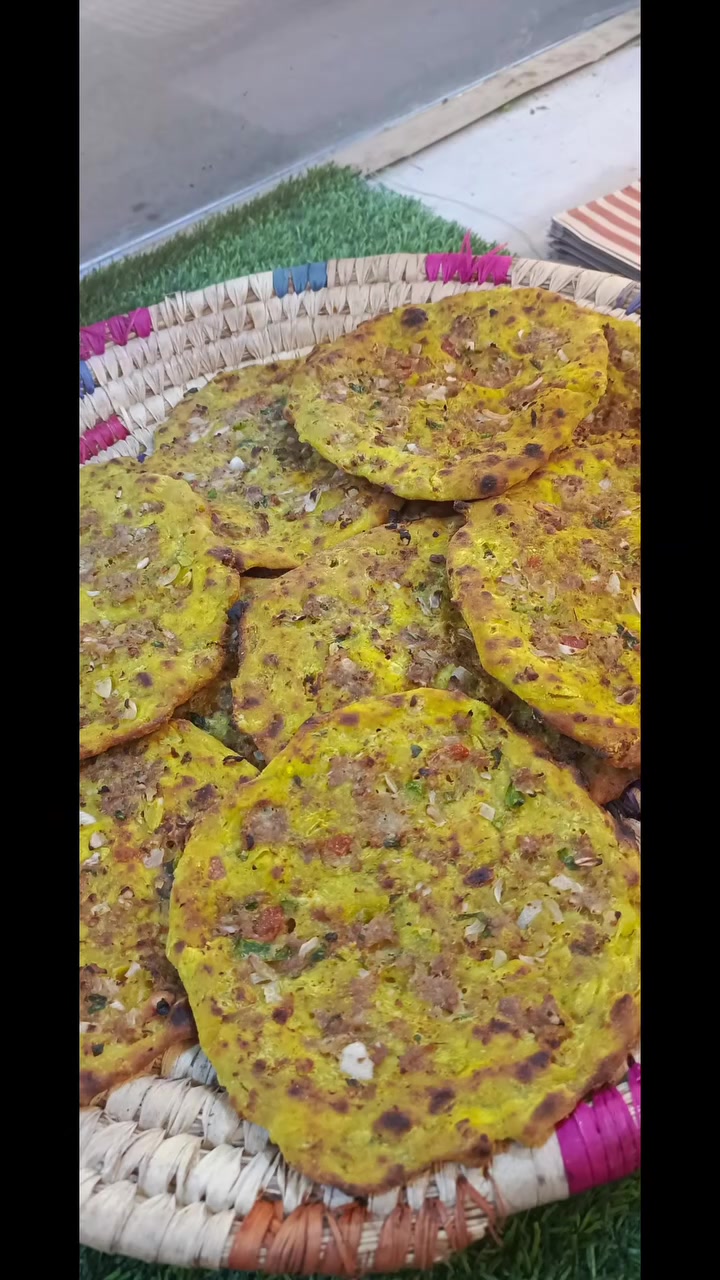لحم بعجين وفرافير وخبز عروك وبيتزا ونواع الفطائر   يوجد توصيل لجميع الرمادي   ***********  العنوان شارع الاسكان مقابل مصرف الاسلامي قرب جامع عبدالله أبن مكتوم
