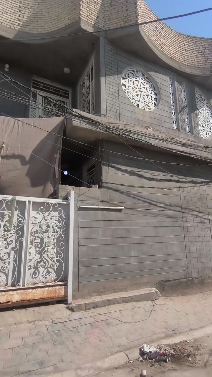 مشتمل طابو زراعي سند 25 مساحته ١٠٠متر مربع بناء طابوك وسقف كونكريت طابقين غرفتين نوم وصاله واستقبال ومطبخ وصحيات داخليه وخارجيه مكانه طويريج حي الصناعه خدمات كامله وشارع ١٠ متر السعر والتفاصيل أكثر ***********
