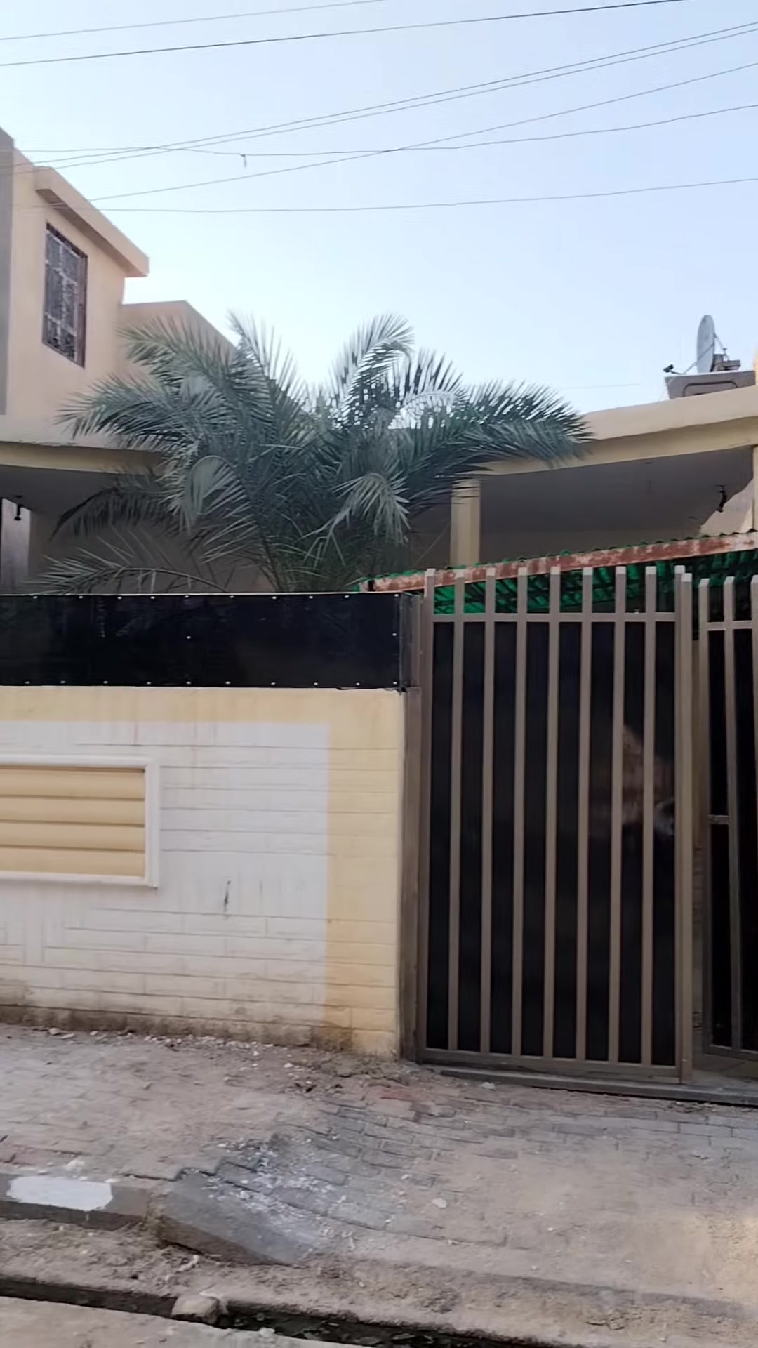 اعلان ٢١٣ تم تنزل السعر إلى ١٦٠ مليون 
للبيع دار طابو صرف ٢٥٠م حي الجامعه ام العصافير طابق واحد مسلح غرفتين وهول وبراني ومطبخ وصحيات السعر ١٧٥مليون قابل للتفاوض
للاستفسار *********** مكتب السكن للعقار بالقشله مجاور حسينية مجلي
