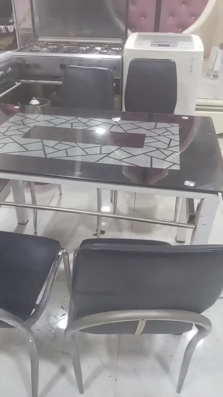 ميز طعام • ٤ كراسي • ما بي ضرر