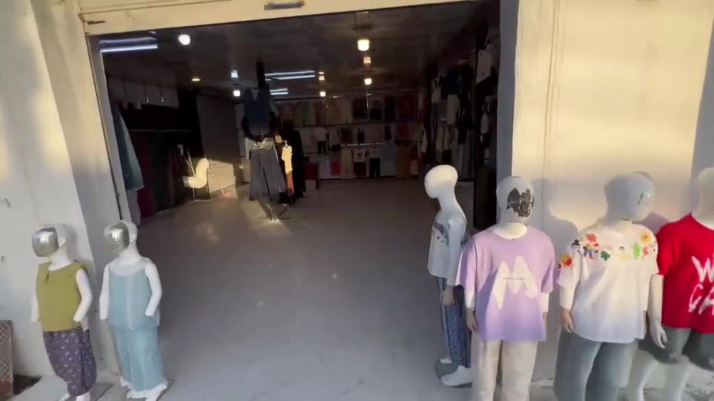 محل للبيع بس تجيب بضاعتك وتفتح وكلشي يرهم
سبب البيع عدم التفرغ عندي شغل وما متفرغ للمحل 
محل للبيع كامل متكامل من كلشي ما يحتاج بس تجي تفتح  
قياس الطول 8 والعرض 7 مطبگ سيراميك وسقوف مثل ما موجود بالفيديو تريد معا البضاعه تريد بدون  
الموقع خلف مجمع الكوثر المحل فرع البكمات ركن تريد محل  أكبر موجود المحل اليمو هم للبيع تكدر توسع المحل  للتواصل 
***********
