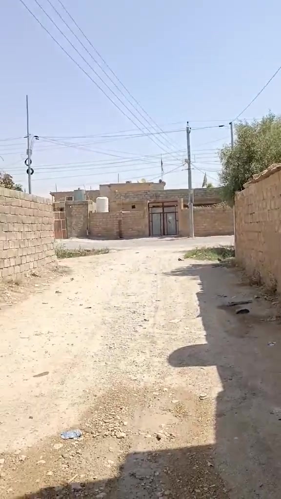 بيت للبيع  200 متر 
العنوان حي الخضراء طريق خضر الياس عمود 25 
للاستفسار ‏‪***********‬‏

السعر 35 مليون وبيه مجال
