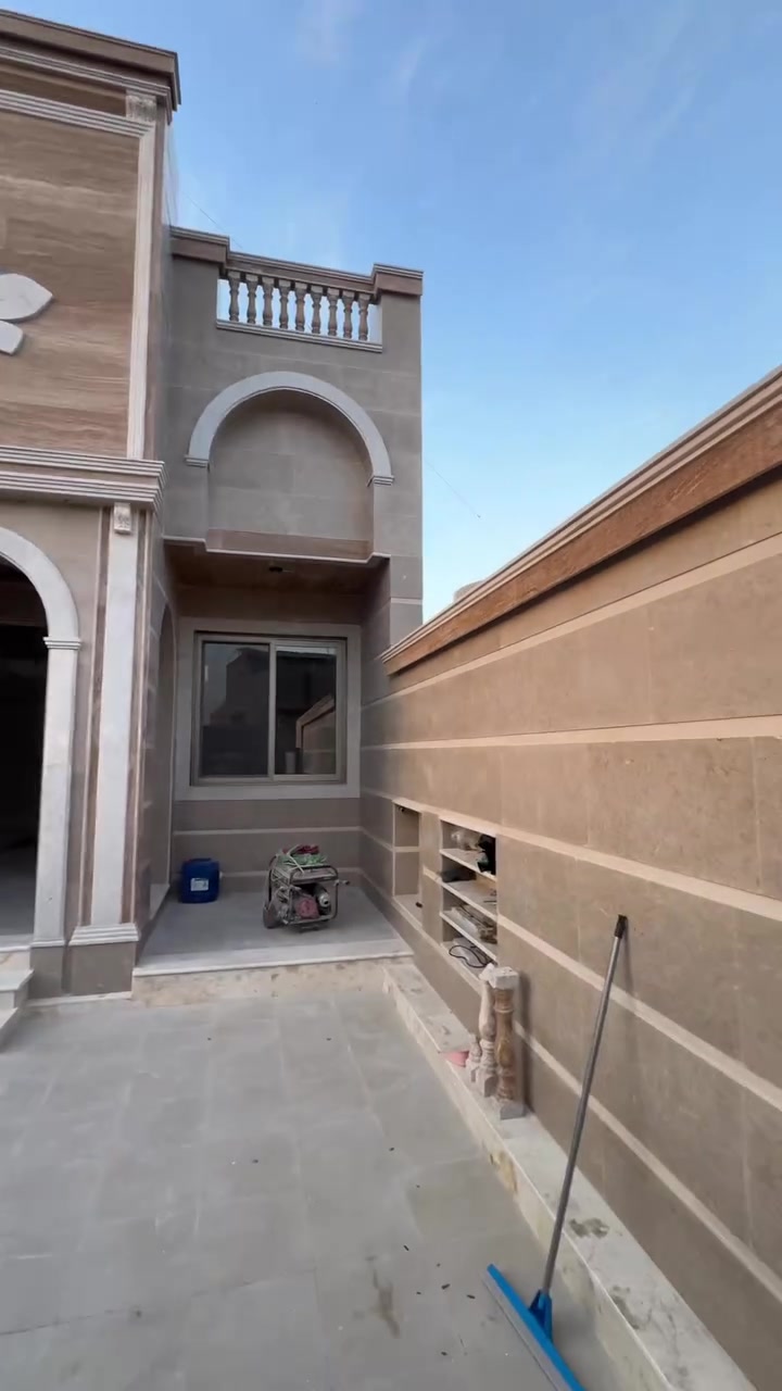 السلام عليكم بيت للبيع شغل راقي درجة اولى 
بناء حديث سنة 2026 تفاصيل البناء موثقه بالكامل 
المساحة 300 تحت البناء 220 
الموقع طويريج قرب قنطرة شط الله
شارع تبليط ويبعد عن الشارع العام كربلاء طويريج 80 متر
للاستفسار الاتصال على الرقم ***********
