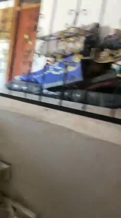 سلام عليكم عقار للبيع مساحه 418 متر طابقين زراعي 
يحتوي علا الطابق الول علا استقبال وا مطبخ وا صاله وا 2 غرف نوم معه صحبات داخلية وا خارجية
وا طابق الثاني يحتوي علا 2غرفه نوم وا صاله وسطح
وحديقه أمامية
عنوان تقاطع النهروان شارح المصلخ
رقم الجوال ***********
