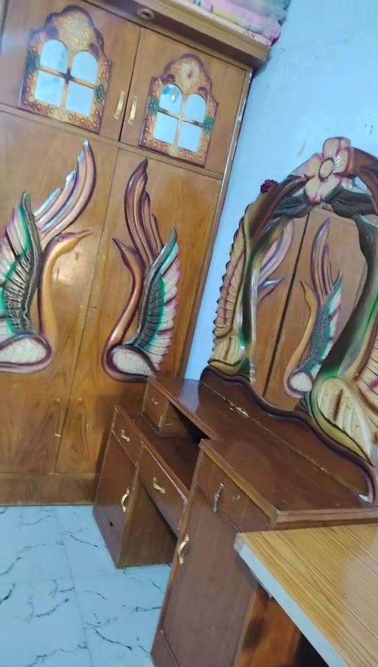 غرفه ام سته طابقين مابيها ضرر تحتاج بس يدات وقفاله. سعره 700 بيها مجال شراي يتصل ***********
