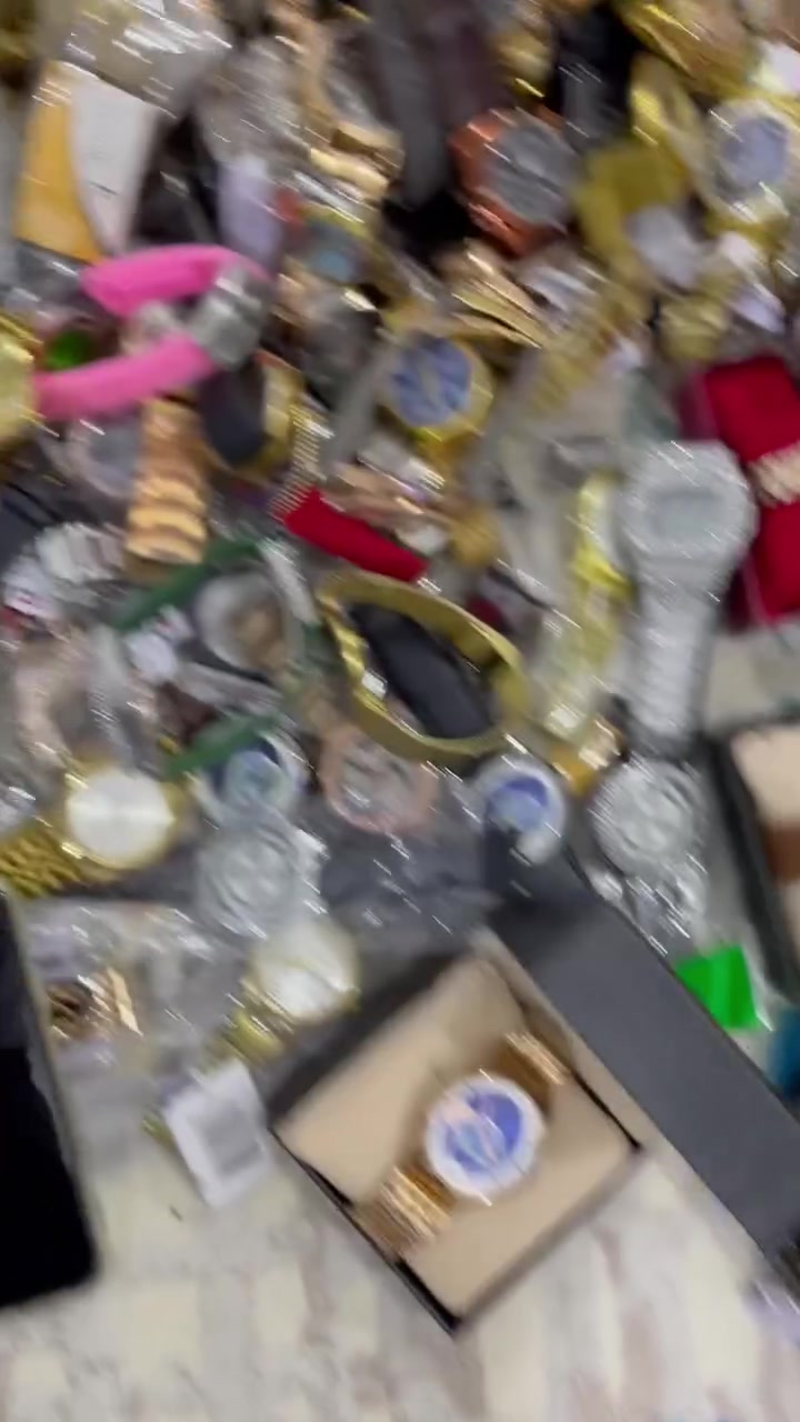 شلعة ساعات رجالي كلة اصلي وزن ثكيل كوالتي فول ساعات تخبل قطعة احلى من قطعة  تقريبا ٢٠٠ قطعة مابيهه ولا قطعه عادية كله فول الفول ….ابيع كلهم سوية قطع قطع ما ابيع الا ال ٢٠٠ قطعة شلع….٩٠ بالمية رجالي نساىي بي قليل تقريبا كلة رجالي بي كم قطعة نساىي…
٧٥ بالمية تشتغل بي كم قطعة ما تشتغل ينرادلهه تبديل بطارية و تشتغل عادي بدون مشكلة….اقل قطعة بيهن سعرهه ب ٣٥ الف اني ابيع كلهم سوية القطعه ب ٧ الاف 
Watsapp:***********
