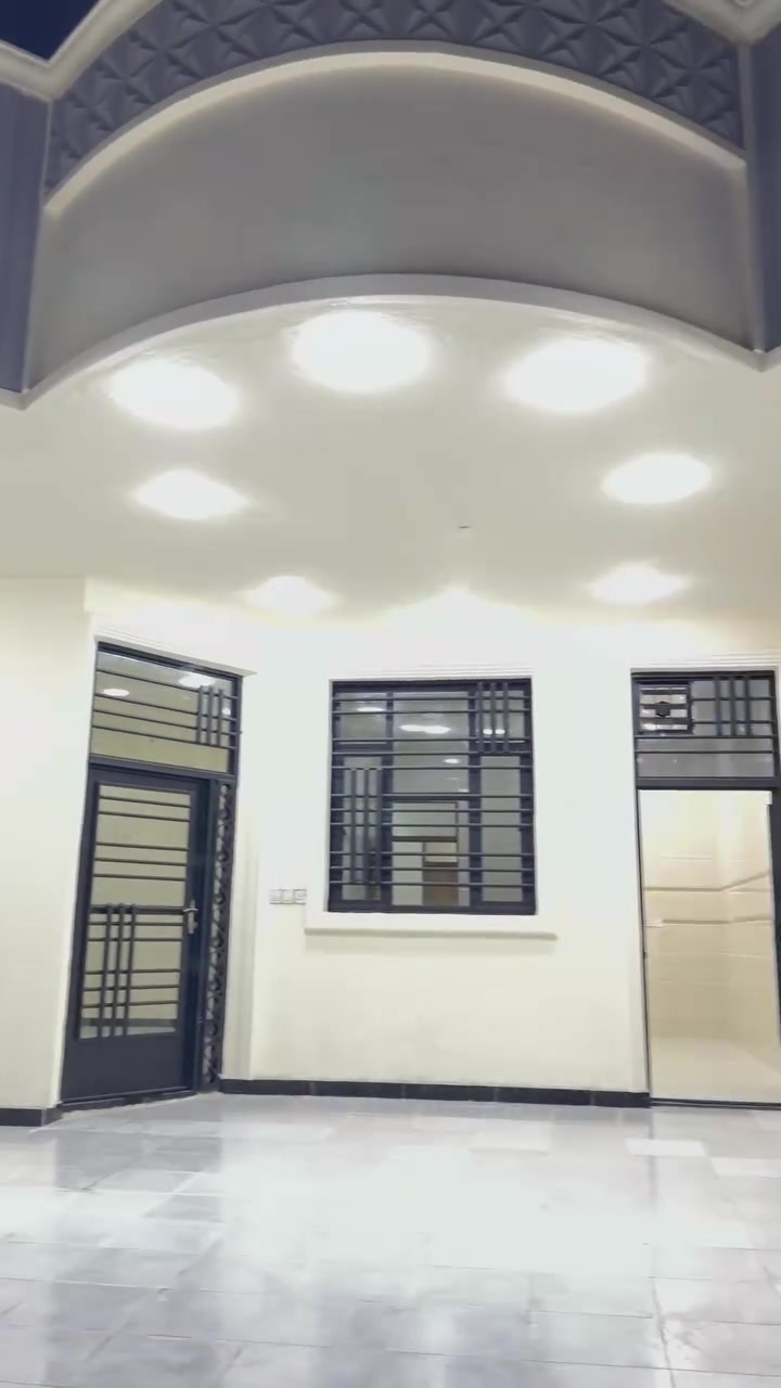 دار للبيع 🏠✨
فرصة مميزة لمن يبحث عن الاستقرار والراحة في موقع حيوي وخدمي.
📍 الموقع: المدائن - سلمان باك (شارع أباثير، مقابل عيادة الدكتور جاسم).
تفاصيل العقار:
مساحة 300متر 
 نوع العقار: دار سكنية (طابق واحد)
 التصميم:
 2غرف نوم 🛏️
 صالة واسعة 🛋️
 مطبخ متكامل 🍳
 استقبال 🚪
 الصحيات: متوفرة (داخلية وخارجية) 🚿
 المميزات والخدمات:
 يضم الدار حديقة كبيرة تمنح المكان إطلالة جميلة وإمكانية لجلسات خارجية. 🌳
 خدمات متكاملة بالكامل وجاهز للسكن.
للاستفسار ومعرفة السعر وبقية التفاصيل، يرجى الاتصال أو مراسلتنا على الرقم:
[***********] 📞
