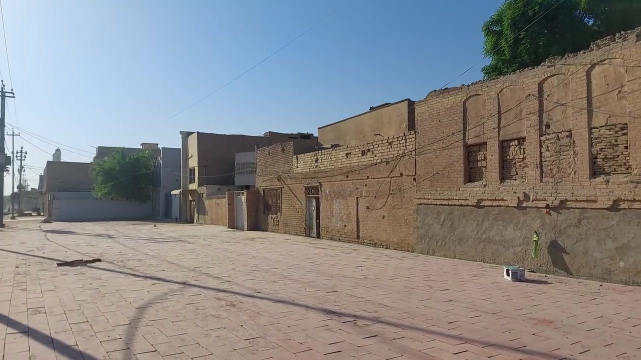 فرصة استثمارية مميزة في الكوفة العلوية المقدسة
أرض بموقع استثنائي… والإمكانات أكبر من مجرد قطعة أرض
إذا كنت تبحث عن موقع استثماري حقيقي في الكوفة، فهذه فرصة تستحق الاهتمام.
📍 الموقع: الكوفة العلوية المقدسة
📍 مباشرة أمام كورنيش الكوفة الجديد
📍 بالقرب من مقام النبي يونس (عليه السلام)
📍 في منطقة حيوية ومهمة وقابلة للنمو والاستثمار
📐 تفاصيل العقار
المساحة الأصلية: حوالي 732 م²
الواجهة: حوالي 20–22 مترًا

ساحة والموقع يجعلان العقار مناسبًا لعدة أفكار استثمارية، بحسب التصميم والموافقات والاستخدامات النظامية، مثل:
🏨 فندق أو نُزل سياحي
🏢 مجمع تجاري أو استثماري
🏬 مشروع متعدد الاستخدامات
🏠 مجمع سكني أو شقق
☕ مشروع سياحي أو تجاري يخدم زوار المنطقة
📈 أو الاحتفاظ بالعقار كـ أصل استثماري في موقع واعد
ميزة العقار الحقيقية ليست في البناء الموجود حاليًا، وإنما في الأرض وموقعها وإمكانية تطويرها بما يتناسب مع طبيعة المنطقة.

للتواصل :   ***********
