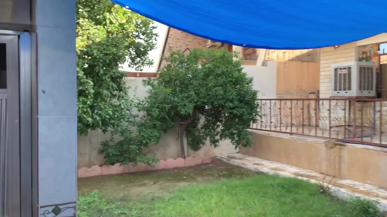 حي اليرموك
بيت للبيع مساحة 350 متر 
واجهة شروق 
ثالث بيت عن الشارع العام 
طابق ونص 
***********واتساب فقط
