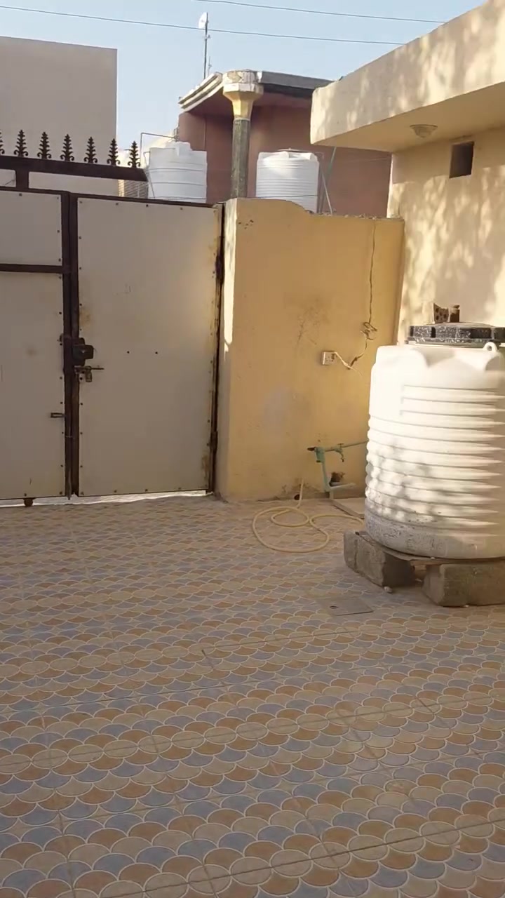 دار طابو المساحه 200متر طابقين الطابق الاول غرفتين وصاله واستقبال ومطبخ حار بارد وصحيات عدد اثنين كراج والطابق الثاني غرفتين وصاله بناء حديث جاهز للسكن فارغ قرب محكمة الرفاعي ***********
