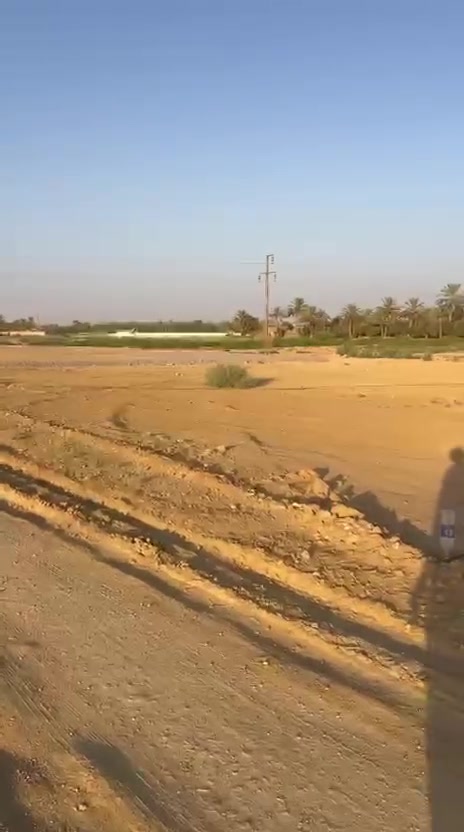 يالله دونم و١٠٠ متر يعني ٢٦٠٠ م مربع طابو زراعي في هيت منطقة الخوظة للبيع الواجه ٥٢م والنزال بحدود ٤٨ خدمات كاملة  ماء وكهرباء وتبليط قريبا جدا فرصة ثمينة للأستثمار الدونم (ابيض) بدون زرع حاليا يصلح قطع سكنية ويصلح مزرعة ترفيهة للأستفسار *********** مكتب البطاح حصرا
