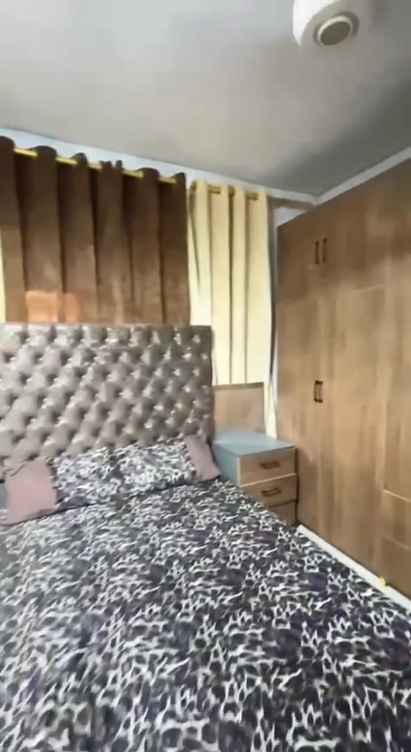 سعرها مليون و٧٠٠ وبيها مجال شويه
وبعد وياها جرارات ورف مال عطور 
جديده حطاطه ناصبيها للتصوير
