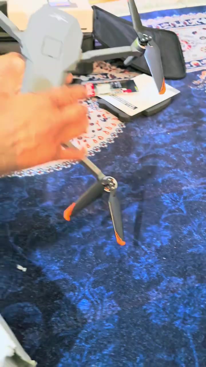 نبذة باستخدام الذكاء الاصطناعي    +5                    طائرة الدرون الموضحة في الصورة هي KF100 MAX Drone، وهي طائرة مخصصة للتصوير الجوي شبه الاحترافي. إليك أبرز مواصفاتها الفنية الأساسية المذكورة على العلبة وضمن أدلة التشغيل الخاصة بها:📷 كاميرا الطائرة ونظام التثبيتالكاميرا الرئيسية: تدعم تصوير الفيديو بدقة عالية 4K UHD (3840×2160 بكسل) وتصوير صور فوتوغرافية ثابتة بدقة تصل إلى 8K عند الحفظ على بطاقة الذاكرة.محور التثبيت (Gimbal): مزودة بمثبت حركة ميكانيكي ثلاثي المحاور (Three-Axis Gimbal) يمنع اهتزاز الصورة أثناء الطيران والانعطاف.التثبيت الإلكتروني (EIS): تدعم ميزة التثبيت الإلكتروني الذكي للصور (Intelligent Image Stabilization) لضمان لقطات سينمائية ناعمة وسلسة.🔋 الأداء والبطاريةوقت الطيران: يتراوح ما بين 45 إلى 50 دقيقة كحد أقصى في الشحنة الواحدة بفضل بطارية الليثيوم الذكية بجهد 11.4 فولت وسعة 5200 مللي أمبير.المحركات: تعمل بمحركات بدون فرش (Brushless Motors) من طراز 2206، مما يمنحها قوة أكبر ومقاومة أفضل للرياح.📡 الاتصال والتحكم والمدىنطاق التحكم: يصل مدى التحكم عن بعد الرقمي ونقل الصورة إلى مسافة تتراوح بين 6 إلى 10 كيلومترات (في الظروف المثالية الخالية من التشويش والعوائق).اتصال Wi-Fi: تدعم نقل الصورة الفوري (Real-Time Image Transmission) بتردد 5G العالي لمزامنة البث المباشر مع تطبيق الهاتف.جهاز التحكم: تأتي مع ريموت كونترول متطور مزود بشاشة مستقلة مقاس 5.5 بوصة تعمل بنظام أندرويد لغلق الحاجة لاستخدام الهاتف المحمول.🧠 الأنظمة الذكية والأمانتجنب العوائق: مزودة برأس ليزري في الأعلى يدعم تجنب العوائق الذكي بزاوية 360 درجة لحمايتها من الاصطدام.نظام الملاحة (GPS): يدعم ميزات العودة التلقائية إلى نقطة الانطلاق في حال ضعف البطارية أو فقدان الإشارة، بالإضافة إلى ميزات التتبع الذكي وطيران المسارات.إذا كنت ترغب في معرفة طريقة معايرة الطائرة قبل الطيران الأول أو التطبيق المتوافق معها للهواتف الذكية،
***********
