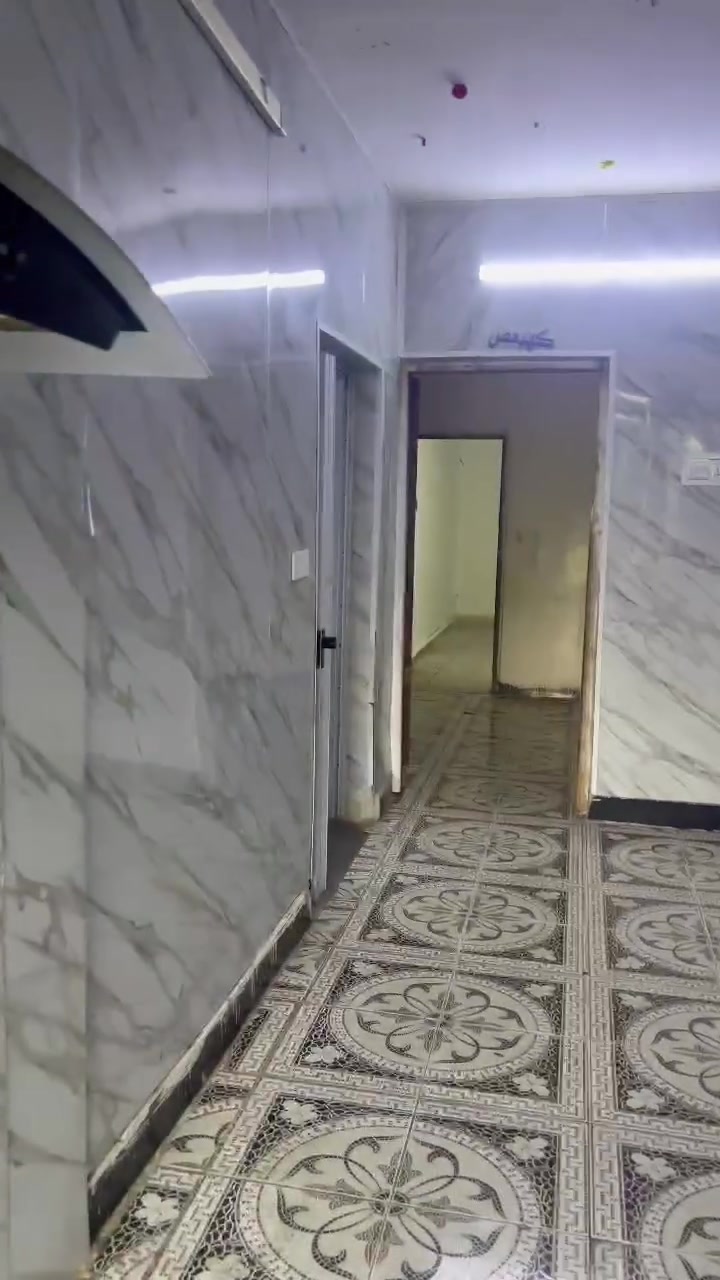السلام عليكم مشتمل طابق ثاني مساحه 200 متر معزول عزل تام مدخل ودرج وبوردات كهرباء وماطور وتانكيات 2 متكون من مدخلين مدخل ع استقبال ومدخل ع مطبخ صاله كبيره ومطبخ كبير غرفة وسط وغرفه كبيره وغرفه صغيره حمامات عدد 2 سطح كبير سعر الايجار 600 قفل مطلوب عائله هادئه ويكون مكتب العنوان حي الجهاد الخارجية مربع بسام كدامك تشجير البيت جاهز من سخانات عدد2 وماطور وخط مولد وخط انترنيت للتواصل متواجد واتس ***********
