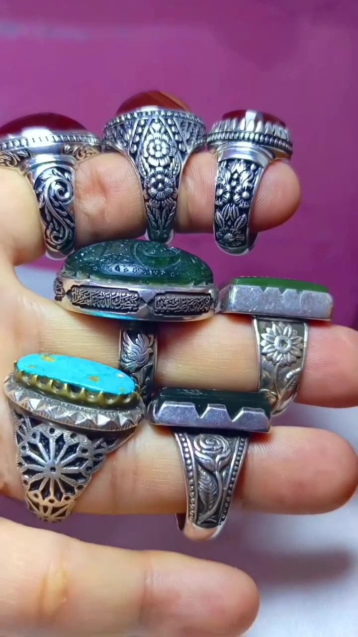 خواتم تحف غاية الجمال
بيهن ٣ عارف فضه 990 ماملبوس جديد
وبيهن ٢ صياغه يدويه 925
وبيهن ١ صياغه رحمان
وبيهن ١ فيروز نيشابوري 
يعني 7 خواتم  السعر شلع    650 
*********** اتصال واتساب

