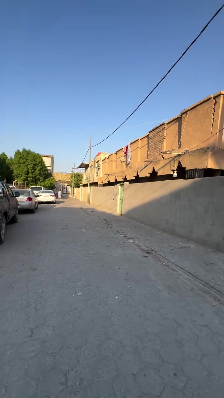 دار للبيع حي الشهداء ركن مساحه 200 بناء قديم ع ساحه سعر 250  مكتب الزبيدي***********
