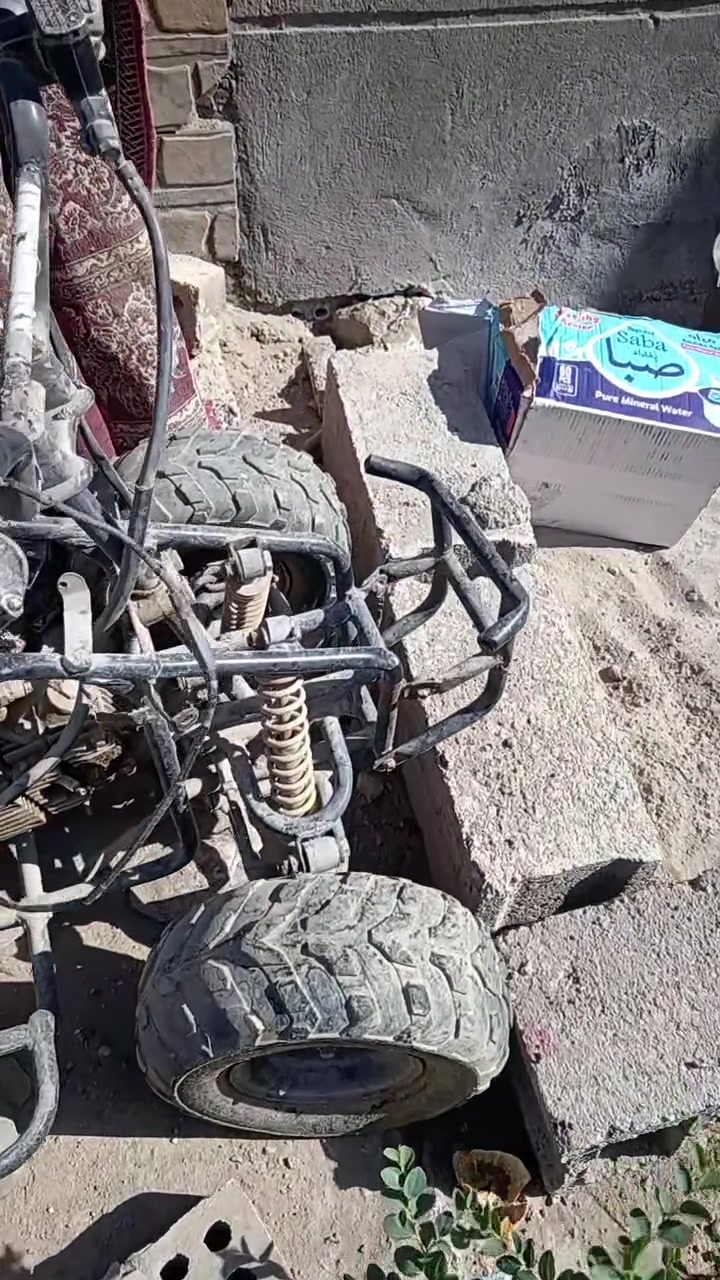 السلام عليكم الدراجه على وظعها مثل ماتشوفونها المكينه قبل سنه مشغلها  سعرها ١٠٠ مكاني الدوره حي الامام الحسن ***********
