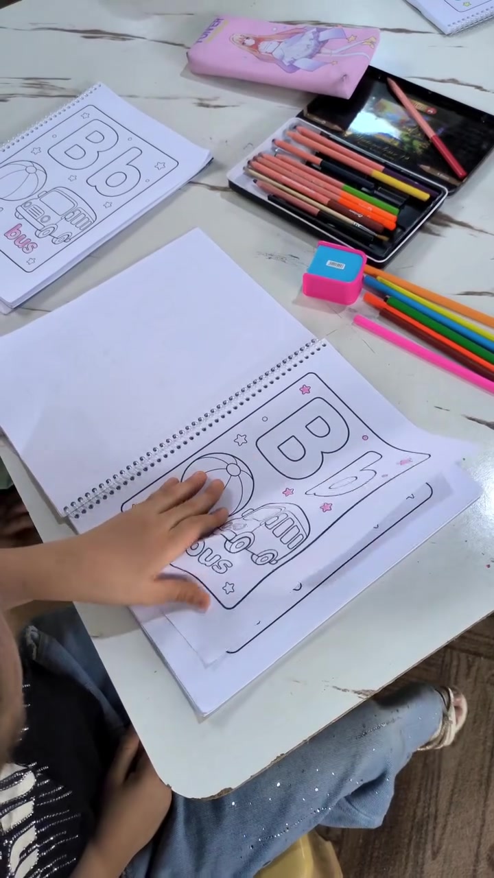 لأن التعلّم أحلى بالألوان والمرح! 🎨🔤
جانب من نشاط طلابنا الصغار في مادة اللغة الإنكليزية 
بـ اشراف الاستاذه (سرى جبار)، وهم يتعلمون الأحرف بطريقة ممتعة ومليئة بالإبداع 🤍✨
مع أكاديمية مارس… نتعلم ونستمتع بنفس الوقت

التسجيل مفتوح ❤️
العنوان 📍 العنوان:
المحاويل – ناحية الإمام
قرب التعليم المسرع
مجاور القيصرية
للتواصل: ***********
