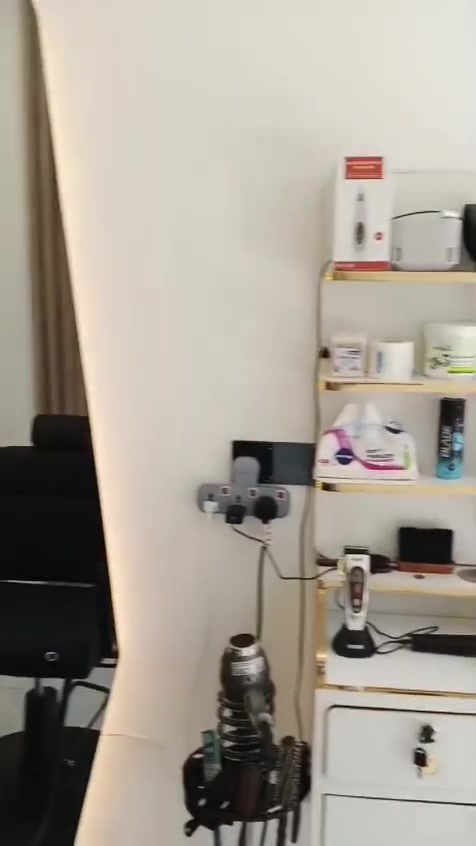مكلف بلنشر
غراض حلاقه كامله مثل ما واضح بلفيديو
كلشي جديد استعمال 20يوم
للاستفسار الاتصال بلرقم 
‏‪***********‬‏
