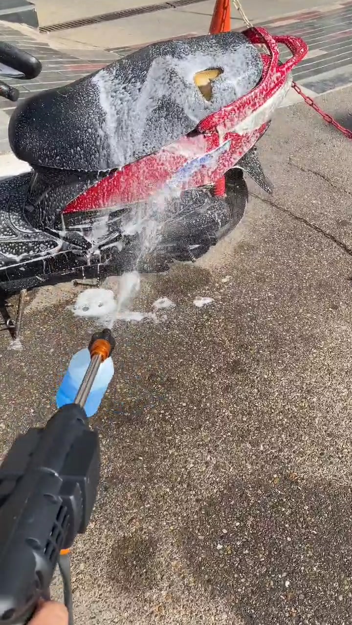 🚿✨ نظافة سريعة وسهلة!

محمول وخفيف ⚡، ضغط 150 بار 💪
بطارية 48 فولت 🔋، مقاوم للماء 💧
فوهات متعددة ورغوة سريعة 🎯
حقيبة حمل لكل الملحقات 🎒