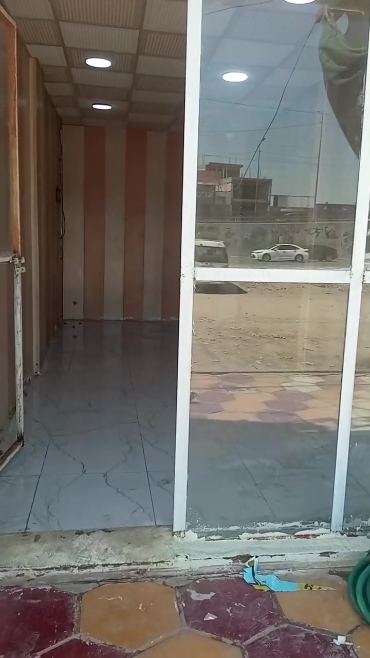 محل للايجار على شارع 60قرب مجسر الثوره مساحه 21متر الواجهه 3والنزال 7كامل من جميع النواحي ارضيه سيراميك والجدران مغلفه وسقوف ثانويه وجام خانه وكهربائياته كامله تجي تحط غراضك وتشتغل  للاستفسار الاتصال على الارقام ***********/ ***********.وبي واتساب او مراسلة الصفحه
