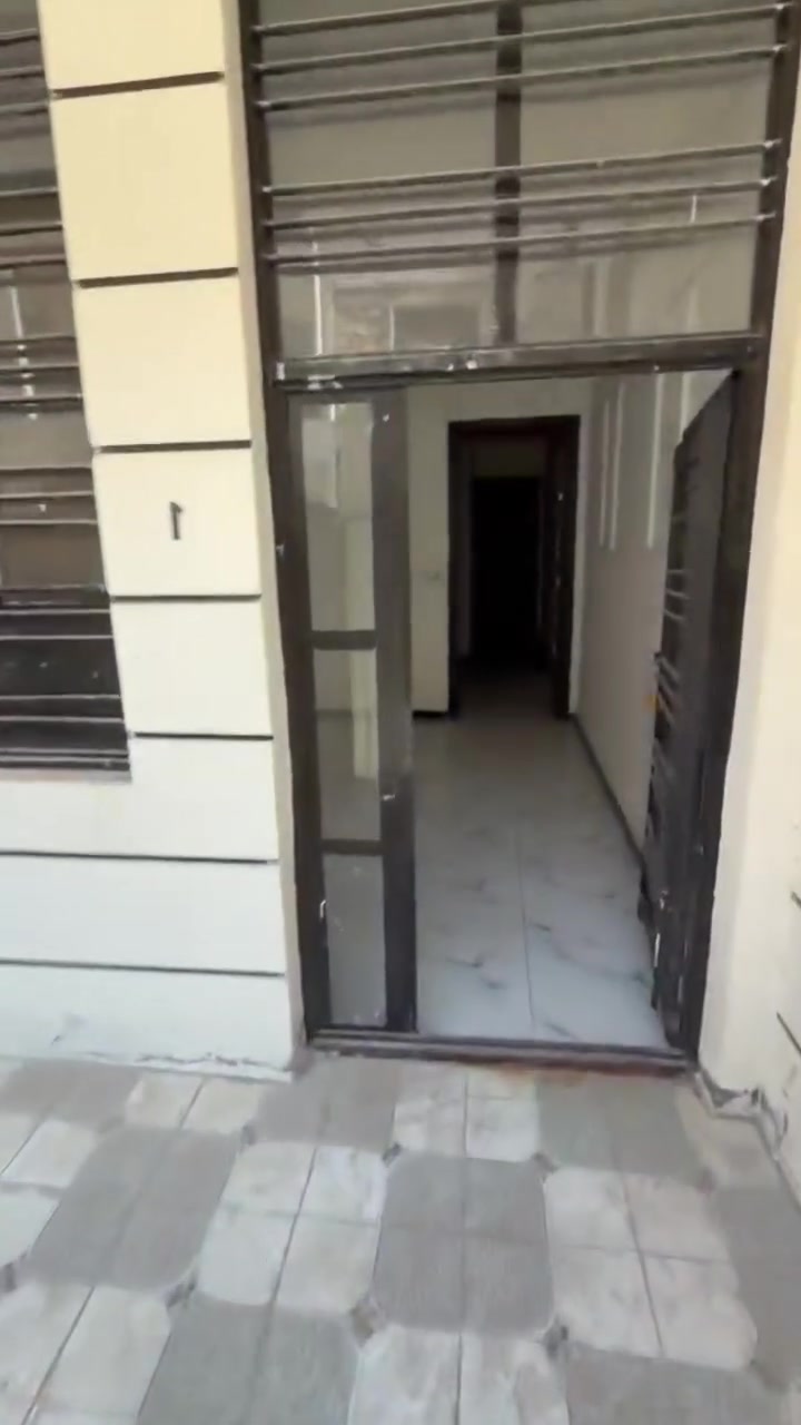 السلام عليكم
شقه ارضيه للايجار 
بدايه شارع ليمونه مقابل ابو طياره  تحتوي على صاله ومطبخ وغرفه نوم وصحيات 
(للطلاب او موضفين ) 
للاستفسار 
*********** واتساب
