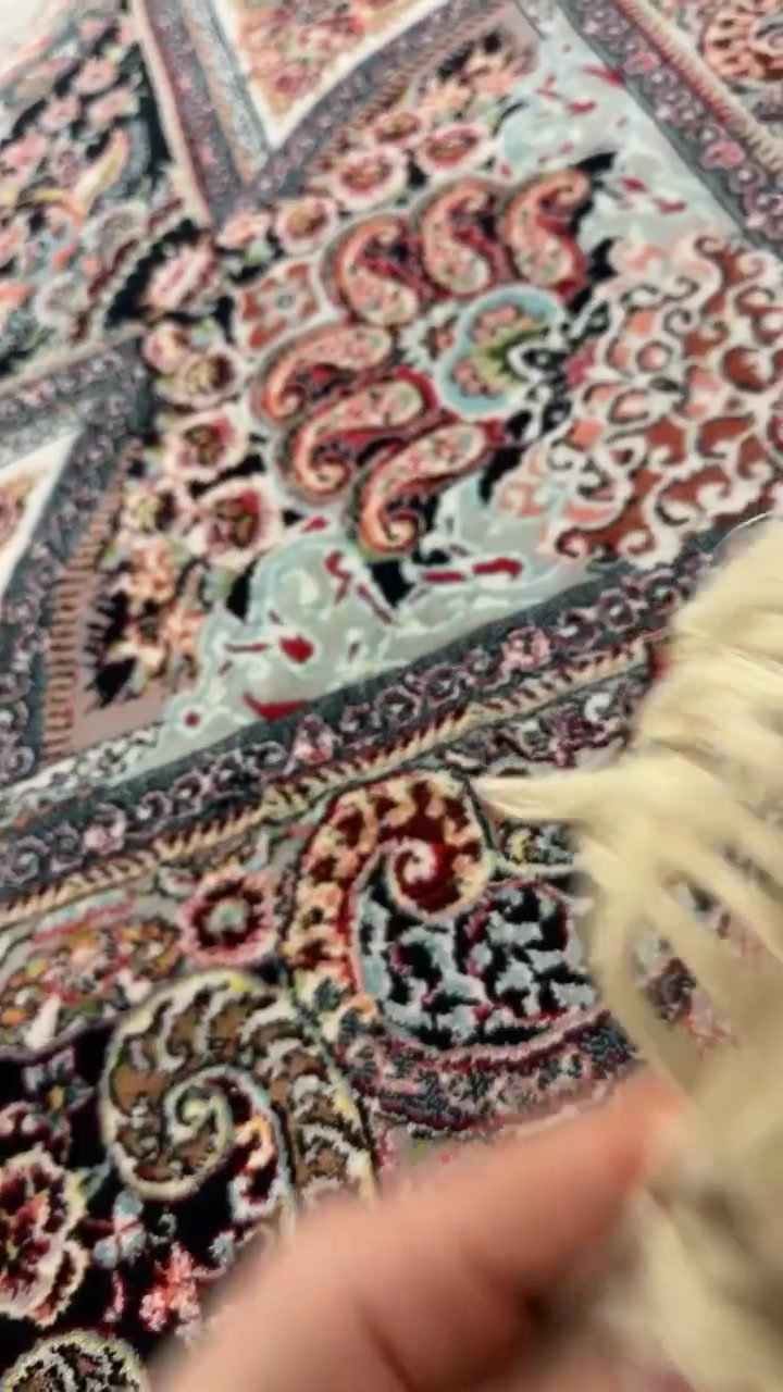 فةرشي ئيراني ٧٠٠ شانةي دةرةجة يةك سوتا و دراري نية تابلي شتيكي باك و جوانة قياسي ٢-٤   نرخي ١٠٠ هةزار و معامةلةي تياية شوين سالح اغا       ***********
