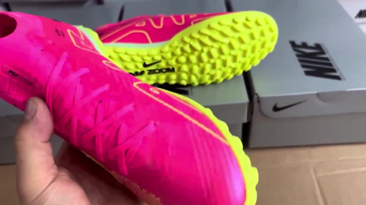 حذاء كرة قدم من نوع Nike Mercurial Vapor 15 
مزين بلون وردي زاهي مع تفاصيل صفراء ونعل مخصص للملاعب العشبية.ا
سم المنتج: Nike Zoom Mercurial Vapor 15.
نوع النعل: مخصص للملاعب العشبية الصناعية (Turf TF).
المميزات: يتميز بتقنية Dynamic Fit لثبات القدم ونعل خفيف الوزن.

قطعه وحده قياس 40 
اعلى كوالتي صناعة بوسنا 
كربلاء حي الحر قرب مجمع ليمونه 
***********
بيع مباشر فقط
