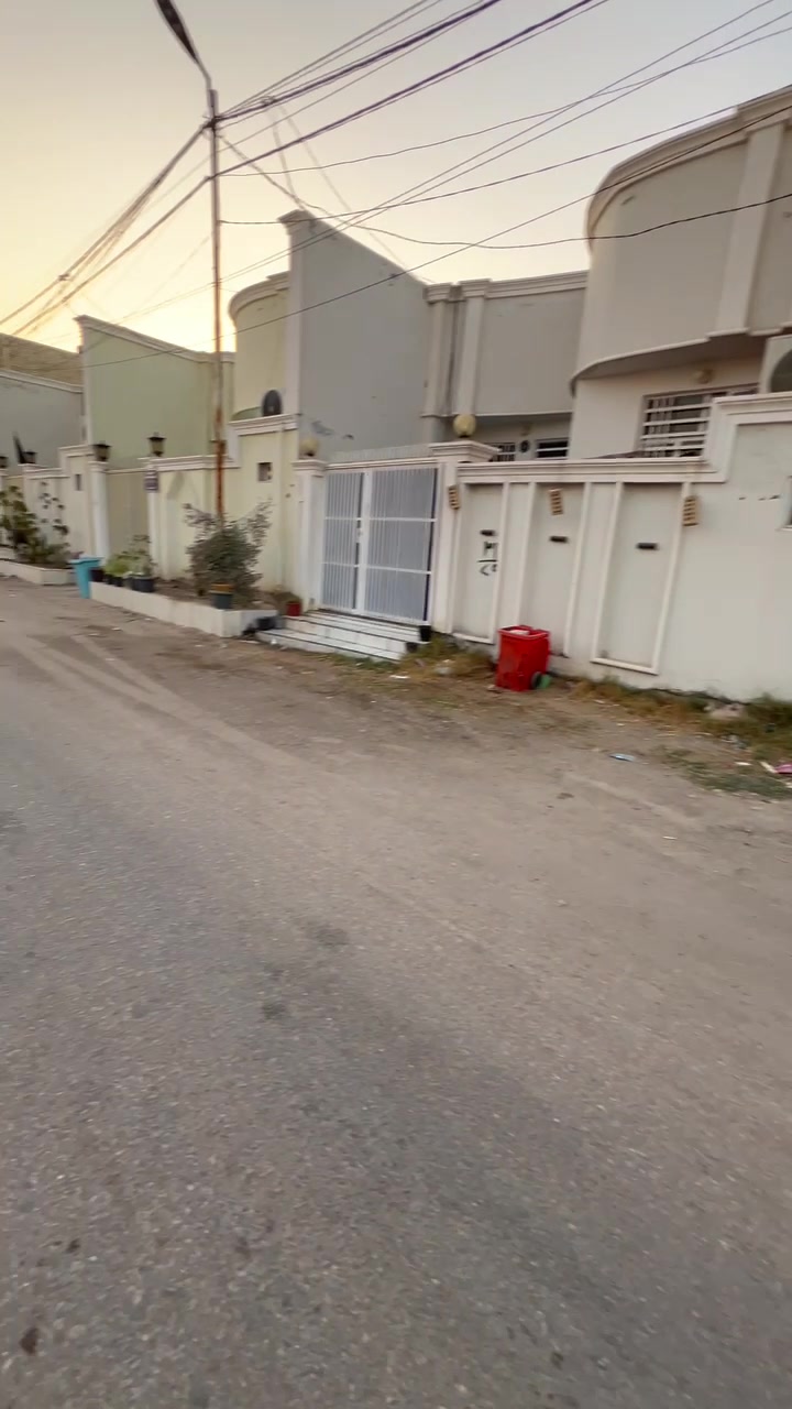 🏡 للبيع دار  طابو زراعي – موقع مميز جدًا النجف الأشرف

📍 الموقع: مقابل ملحق قرية الغدير، عمود 314، وتنزل وي سياج المطحنة.

📐 المساحة: 150 متر.



🏠 تفاصيل البيت:

• سقف صب كونكريت وأساس صب.

• صالة واستقبال.

• مطبخ.

• غرفتان.

• صحيات داخلية وخارجية.

• قريب جدًا من شارع الصب.



📑 التفاصيل القانونية:

• البيت مشمول بالتطويب.

• يوجد إقرار من صاحب الأرض باسمي.

• يوجد إقرار محكمة.

• توجد ميزانية كهرباء.

• محولة كهرباء قريبة جدًا من الدار، والكهرباء قوية.



✨ المنطقة راقية وهادئة، والجيران غير موجودين مقابل البيت، مما يوفر خصوصية وموقعًا مميزًا.
📞 للاستفسار الاتصال على ***********

السعر 72 مع المجال 

ملاحظة البيت بي اقرار من صاحب الارض سند ٢٥ حق التصرف