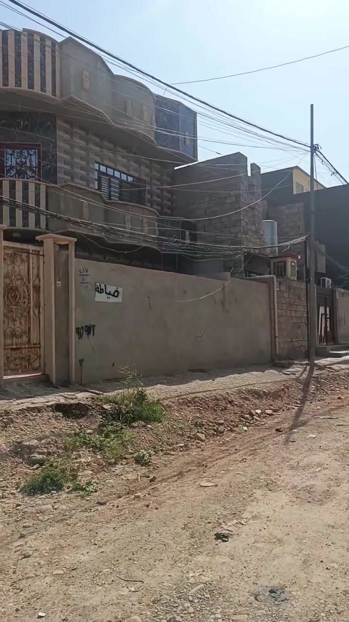 دار ركن وقريب جدا من شارع 60 في حي الانتصار
يبعد عن الشارع 30متر 
مساحة الدار 240متر طابقين بناء حديث يتكون من غرف عدد 6 وغرفتين بيهم سويت داخلي استقبال عدد 2 مطبخ حار بارد عدد 2 حمامات عدد 2  تواليت عدد 3 
البيت تجاري يصلح للسكن ويصلح ان يكون مختبر طبي او معهد دراسي 
الشارع تم اكماله من المجاري واعمال التبليط قائمة في المنطقة .
للاستفسار والتواصل على الخاص موجود او على الارقام التالية 
***********
***********

