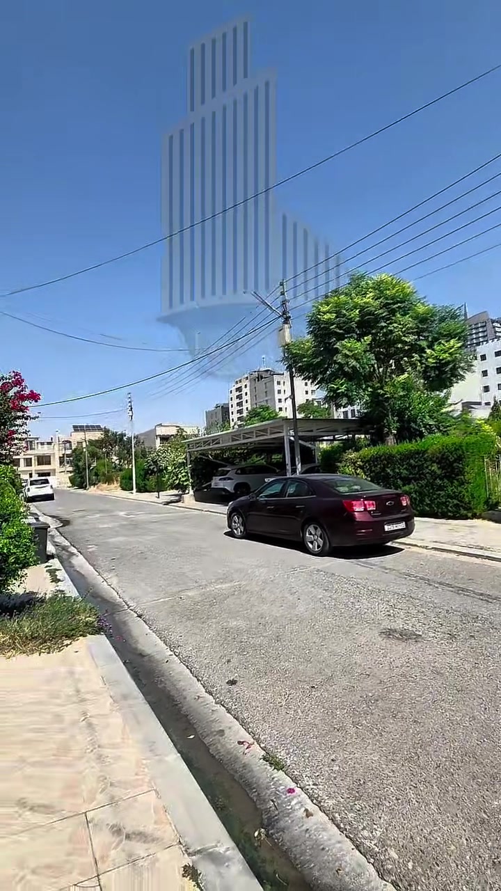 🏡 فيلا مميزة للبيع – أربيل | منطقة 32 بارك

📍 موقع استثنائي جداً أمام حديقة مباشرة، مع إطلالة جميلة على إمباير
📐 المساحة: 200 م²
🌳 حديقة خاصة تابعة للبيت أمام المنزل
🏗️ بناء درجة أولى وتشطيب مميز

🔹 تتكون الفيلا من:
• 5 غرف نوم
• صالة عائلية
• صالة ضيوف كبيرة
• مطبخ حار + مطبخ بارد
• كراج للسيارة تحت البيت
• حديقة خاصة أمام المنزل

✨ موقع راقٍ ومميز جداً للسكن والاستثمار، وإطلالة مفتوحة على إمباير.

📞 للاستفسار والتواصل:
***********
***********
