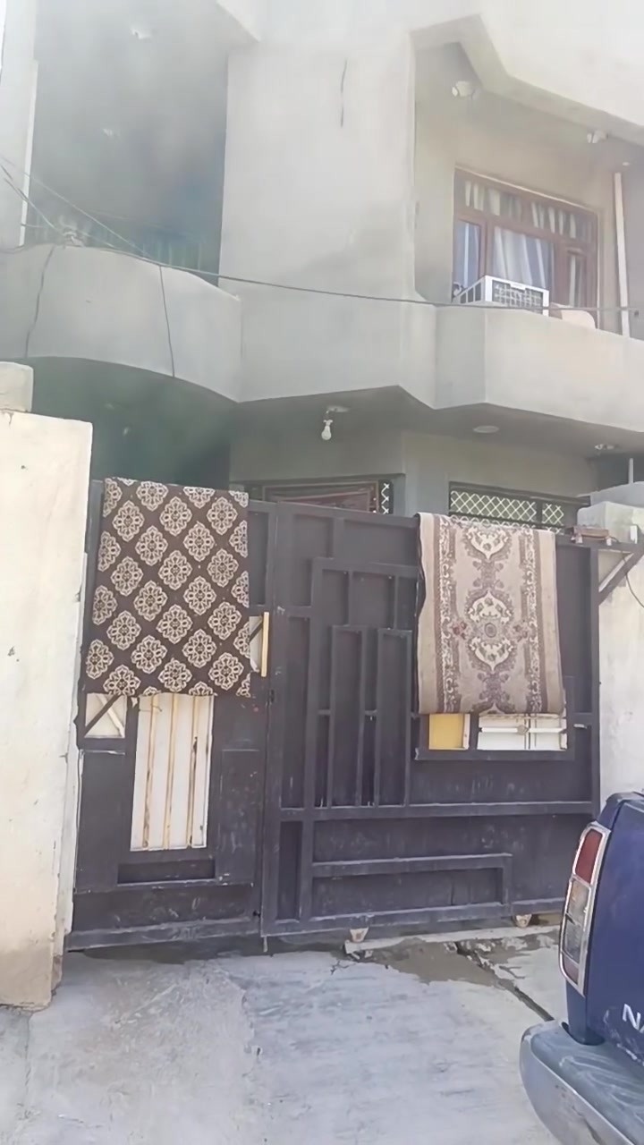 سلام عليكم بيت طابو صرف مساحته 120 متر السعر 85 او قابل للتفاوض قريب عله محطه ابو حيدر و جامع صهيب الرومي  للاستفسار اتصال عله هذا الرقم ***********
