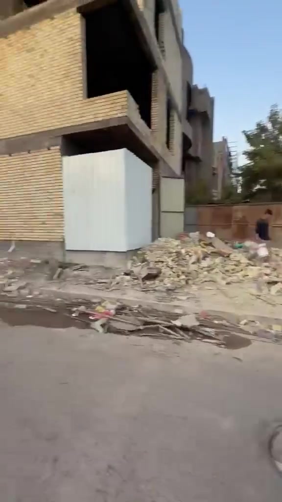 يالله 
سلام عليكم 
📐 التفاصيل والمساحة:
 المساحة الكلية: 125 متر مربع
 الأبعاد: الواجهة \bm{6.25} متر × النزال \bm{20} متر
🚪 التقسيم الداخلي للبيت:
 🛋️ صالة استقبال واسعة: تصميم عائلي مريح وعملي.
 🍳 مطبخ: مجهز ومصمم بشكل يلبي الاحتياجات اليومية.
 🛏️ غرفة نوم: مريحة وذات تهوية ممتازة.
 🚿 حمامان (2): بتوزيع خدمي ممتازة.
 🚶‍♂️ ممر جانبي/خدمي: يسهل الحركة ويوفر إضاءة وتهوية طبيعية إضافية.
موقع /حي جهاد الامانه مربع الذهبي يبعد 300متر عن شارع العام 
***********
***********
