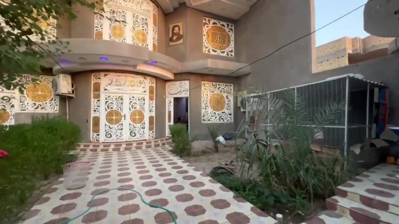 منزل البيع قرب ملعب الثيل ال11 قرب بنيه سيد سعد مساحه( 500) طابقين  يحتوي ع 10 غرف  من ضمن الاستقبال والمطبح الغرف نضام سويت +درج خارجي ودرج داخلي ..  يحتوي ع حديقه بمساحة 150 متر +صحيات خارجيه لاستفسار: ***********طابو صرف.. (ذي قار قضاء النصر )

