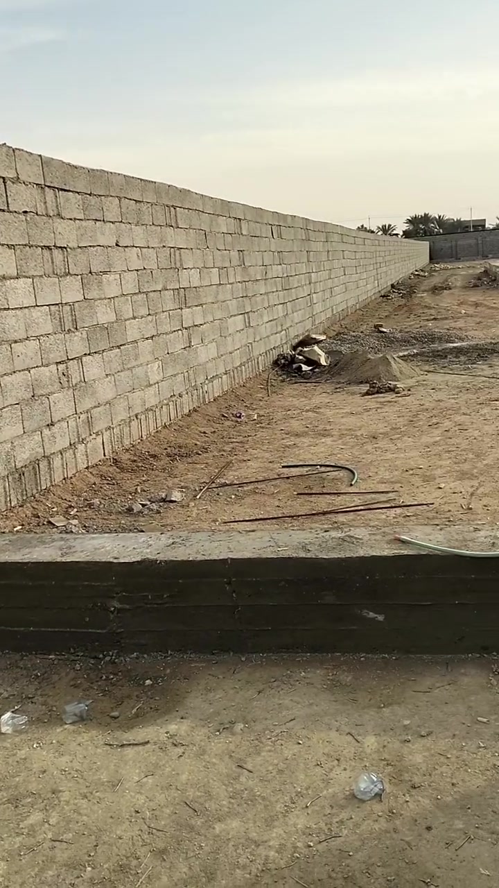 قطعه 1550م طابو صرف باسمي الواجهة 15ونص والنزال 100م عرض الشارع 20م يوجد فيه رفت مساحته 250م في منطقه الاوسمه والانواط قرب البنزين خانه مال بانزين الرقم والاستفسار (***********)(***********)
