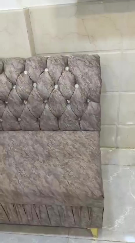 تخم ديوان استعمال بسيط جدا ١٠مقاعد عدا الزاوية شغل مرتب وخالي من اي عيب او خسف او كسر لقماش دوامة راقي بالظباط الثانية واتساب *********** السعر ١٣٠ الف نصف سعر الشراء
