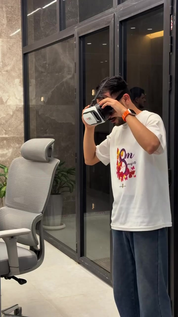 نظارة الواقع الافتراضي
نظارة الواقع الافتراضي VR BOX للهواتف الذكية

• استمتع بمشاهدة محتوى الواقع الافتراضي 3D من هاتفك بطريقة ممتعة وعملية

• تدعم تشغيل تطبيقات وأفلام VR عبر الهاتف الذكي

• إمكانية تعديل مسافة العدسات (Eye-distance adjustment)

• إمكانية تعديل بؤرة النظر (Pupil adjustment)

• مزودة بفتحة جانبية لتوصيل السماعات أو كابل USB

• تحتوي على قاعدة تثبيت للهاتف داخل النظارة

• تصميم قابل للتثبيت على الرأس مع أحزمة مرنة للاستخدام المريح

• اسم المنتج: VR BOX
• النوع: Virtual Reality Glasses
• الاستخدام: مشاهدة محتوى VR و 3D عبر الهاتف
• يدعم: تطبيقات VR
• التحكم: تعديل العدسات والمسافة البؤرية
• التوصيل: منفذ جانبي للسماعات أو USB
للتواصل واتساب : ***********
السعر : 13000 ألف
