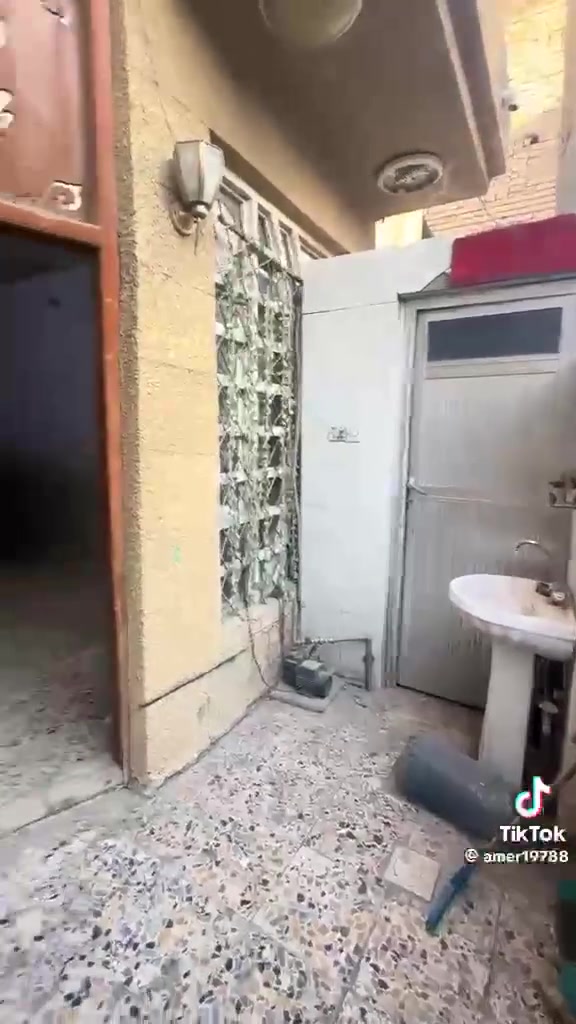 بيت لليجار  طابقين مسلح مدخلين   يحتوي على طرمة + خدمات خارجية  + صالة كبير ة + مطبخ + غرفة نوم + خدمات صحية غربي     + منور + الطابق الثاني غرفتين نوم  مع بلكونة  + هول جلوس   + خدمات صحية + بيتونة + صطح شتايكركبير البيت في منطقة الوشاش مساحة ١٠٠ متر  ***********وتساب ***********وتساب ***********او مراجعة مكتب الخبير للعقار ومن للة التوفيق
