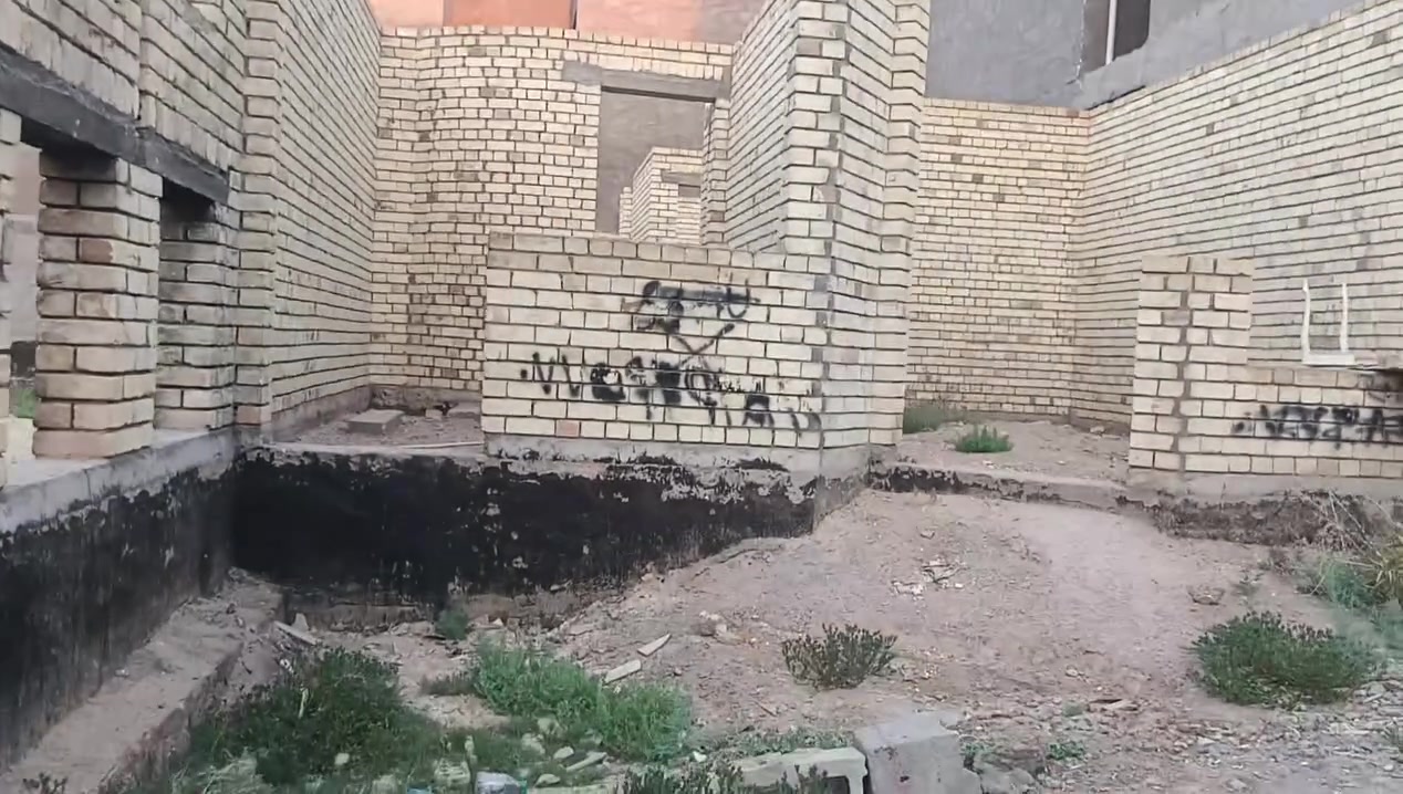 هيكل للبيع داخل حي العطاء 150متر كامل كل الخدمات ماء وكهرباء وتبليط  رقم القطعه 2169 بي اجازة بناء وجاهز الى سحب قرض صندوق الاسكان وبسعر مناسب زورونا داخل مكتبنا في 🔹حي العطاء على شارع 30قرب منفذ روكان ايضا تتوفر قطع طابو صرف وطابو زراعي وبيوت وهياكل ومشتملات وبيوت راقيه محلات ايجار شقق سكنيه كلشي متوفر داخل مكتبنا اهلا وسهلا ***********
